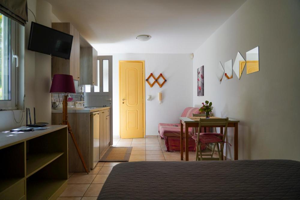 Cosy Guest House With Private Yard Saronida エクステリア 写真